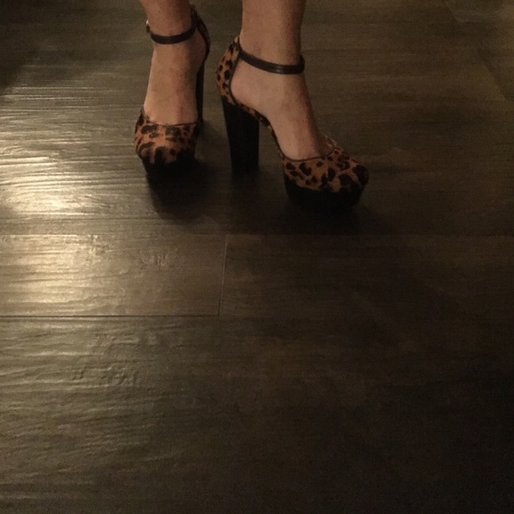 DVF Shoes - Picture 2 of 3