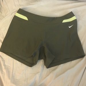 Nike Workout Shorts Olive Medium
