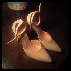 Gold tipped nude heels!