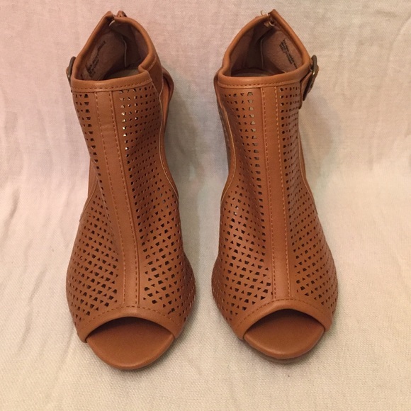 Tan chunky heel open toe