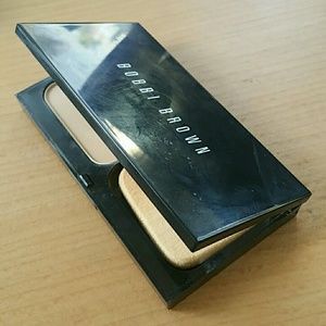 Bobbie brown illuminating Foundation powder 3.25