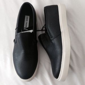 NWT Steve Madden Everest slip ons 😀
