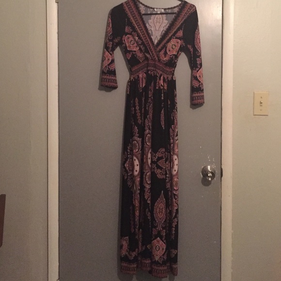 Maxi dress with quarter sleeves.no damage