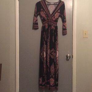 Maxi dress with quarter sleeves.no damage
