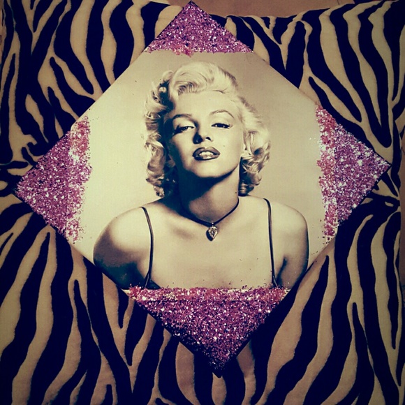 Pink sparkle flakes Marylin Monroe Canvas.