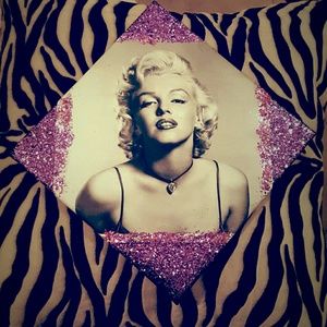 Pink sparkle flakes Marylin Monroe Canvas.