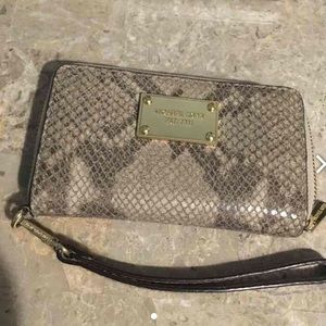 ‼️SALE‼️Michael Kors Wristlet