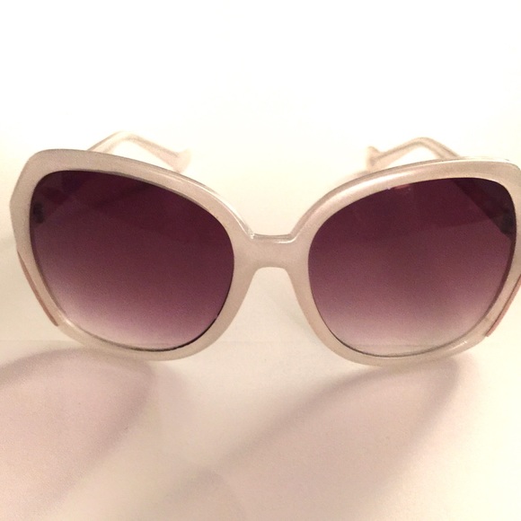 🎉SALE🎉Ivanka Trump Rose Gold/White Pearlized