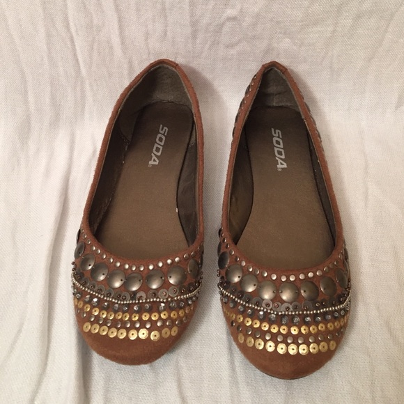 Soda brown flats with beading.