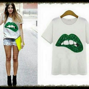 Green biting lip tee
