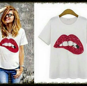 Red biting lip tee