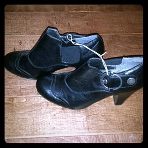 NWT Nicole Miller ankle boots