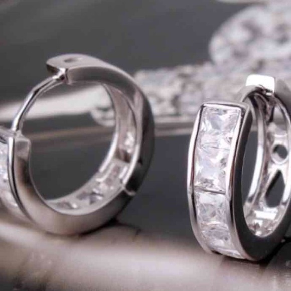 18k white gold plated huggie earrings - Picture 2 of 4