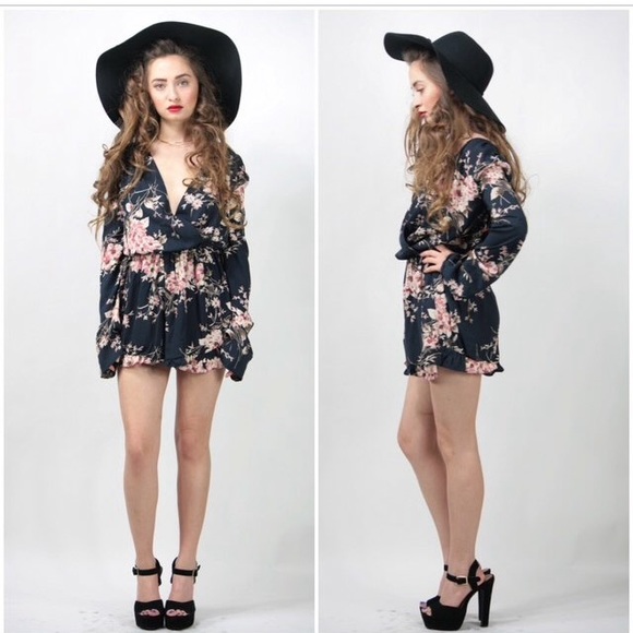 💥SALE💥Navy floral long sleeve romper ruffle short - Picture 4 of 5