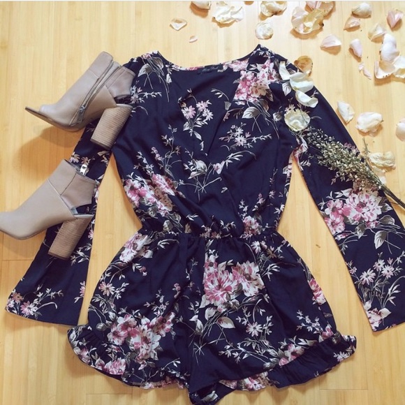 💥SALE💥Navy floral long sleeve romper ruffle short - Picture 2 of 5