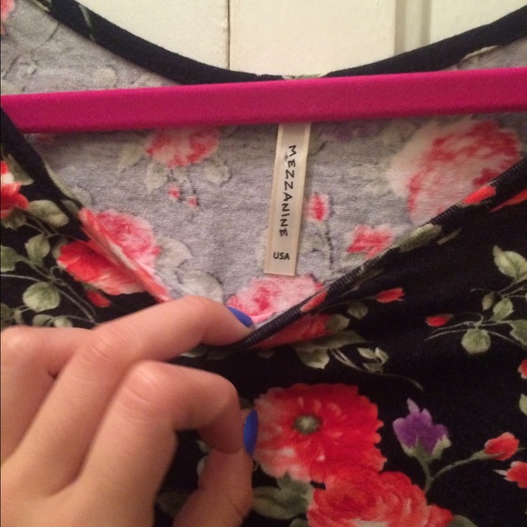 Cute flower crop top! - Picture 2 of 3