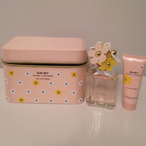 Marc Jacobs Daisy Eau So Fresh Gift  Set