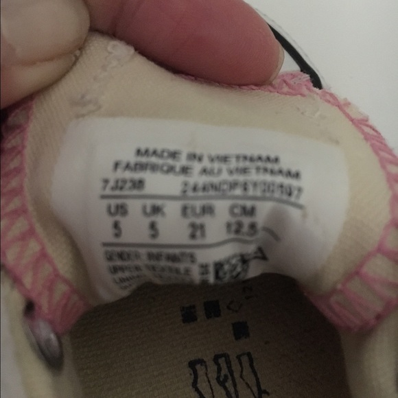 Toddler converse shoes size 5C - Picture 3 of 3