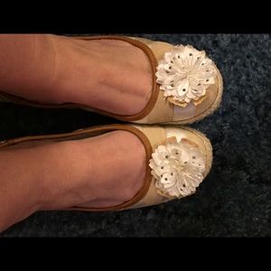 🍀 tan/cream color flats with a flower