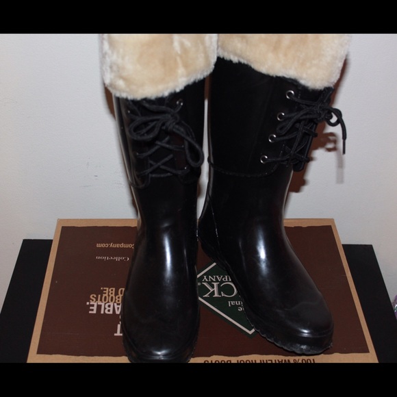 Black rain boots with fur detail