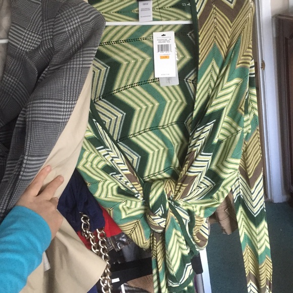 BCBG light wrap sweater - Picture 3 of 3