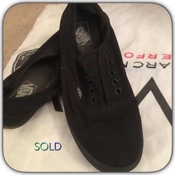 ♦️♦️SOLD♦️♦️Black VANS SIZE 8 women