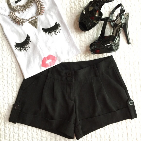 💥LAST ONE💥SALE🎉EyeLashes & Pink Lips T-Shirt 💋 - Picture 2 of 4