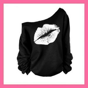 Off shoulder whit lips