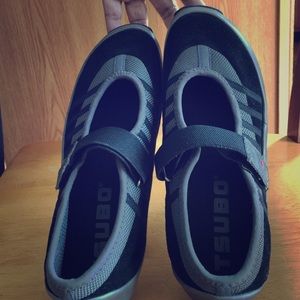 No lace black and gray shoes