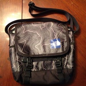 The North Face cross over body purse. Like new
