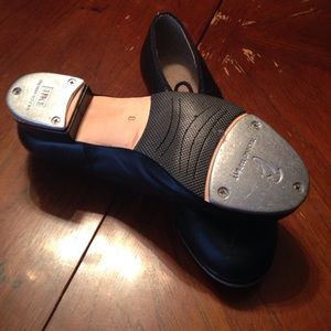 Leather Size 8 Bloch tap shoes in like new