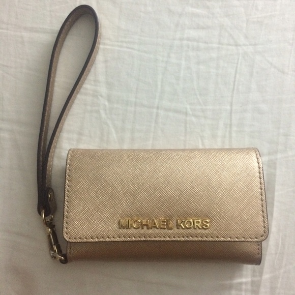 ✨ Michael Kors: Saffiano iPhone Case Wristlet