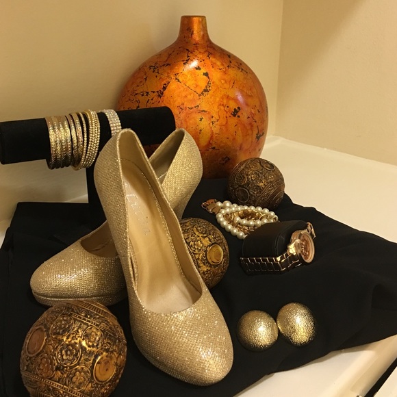 Beautiful 6.5 New shimmery gold heels 4 1/2