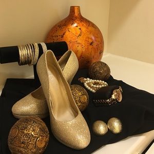 Beautiful 6.5 New shimmery gold heels 4 1/2