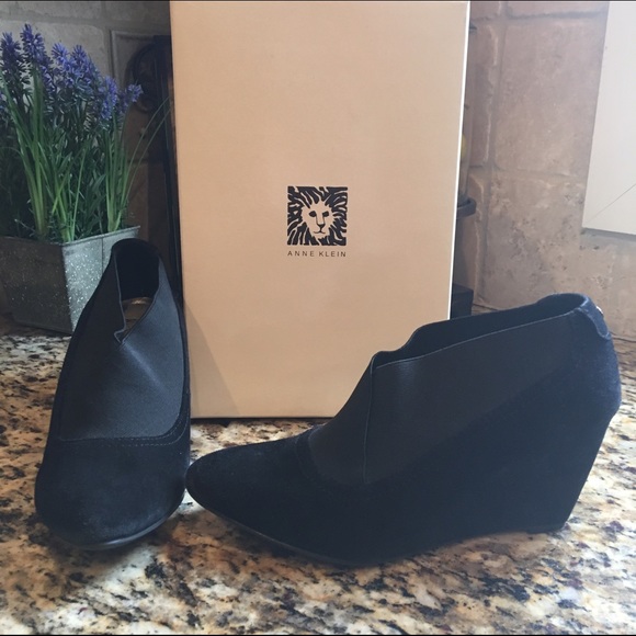 Anne Klein Suede Wedges - Picture 1 of 3
