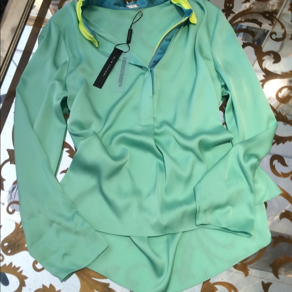 Long sleeve silk zip top. Sporty and elegant