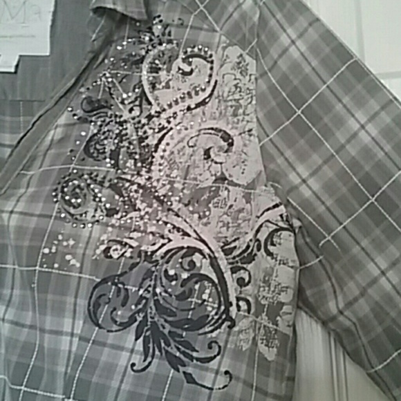 Super cute & comfy button down - Picture 2 of 3