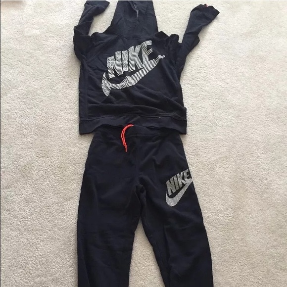 Nike sweatsuit - Picture 1 of 3