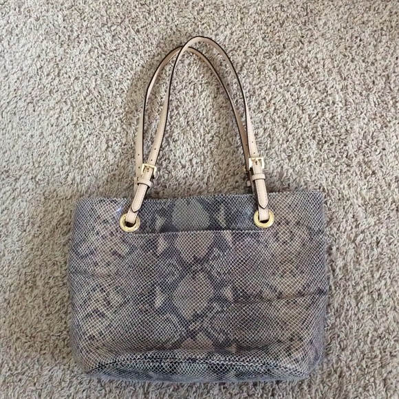 SOLD!!!!! MICHAEL KORS PURSE!!! only used ONCE!! - Picture 2 of 4