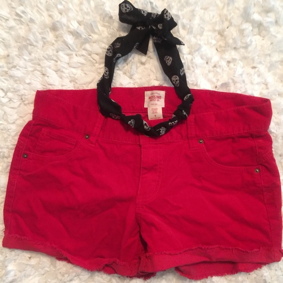 Red shorts with a black & white skull hand band
