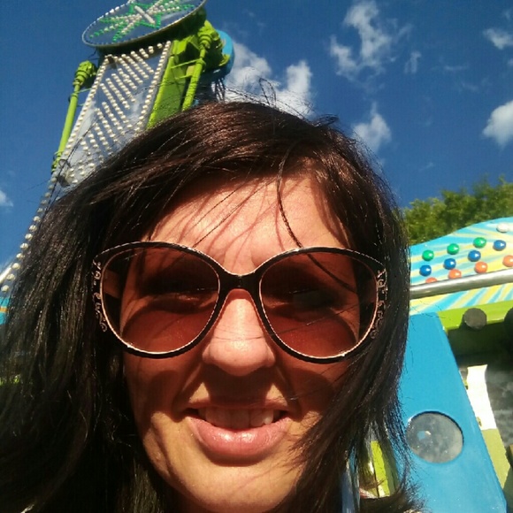 Meet your Posher, Christy - Picture 1 of 1