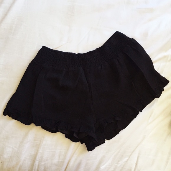 SOLD OUT ✖️ Tami Black Shorts - Picture 3 of 4