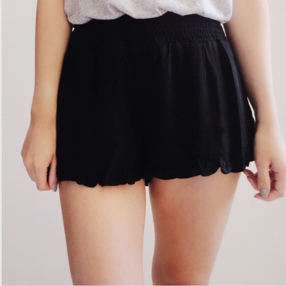 SOLD OUT ✖️ Tami Black Shorts - Picture 4 of 4