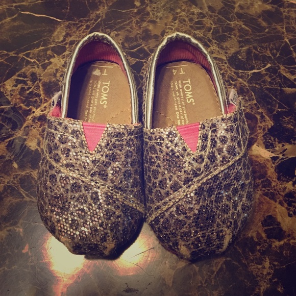 🚫SOLD🚫 Baby girl toms size 4