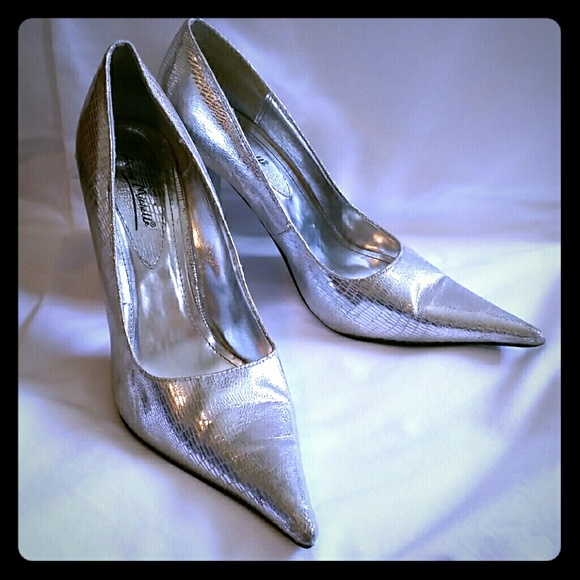 Dramatic silver metallic pointy toe shoes
