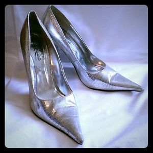 Dramatic silver metallic pointy toe shoes