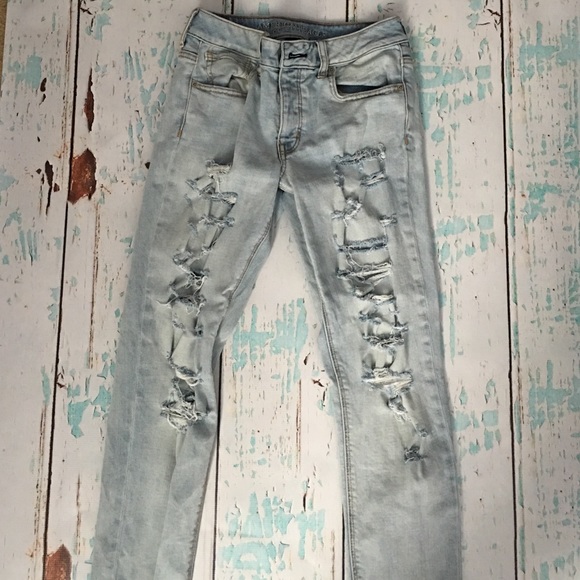 American Eagle Destroyed Light wash jeans