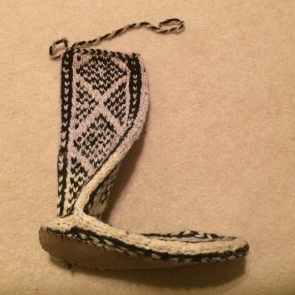 NWOT*Mucklucks, Size Large (9.5-11) - Picture 3 of 4