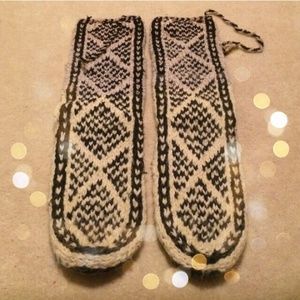 NWOT*Mucklucks, Size Large (9.5-11)