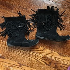 Pre loved Minnietonka black fringe suede boots